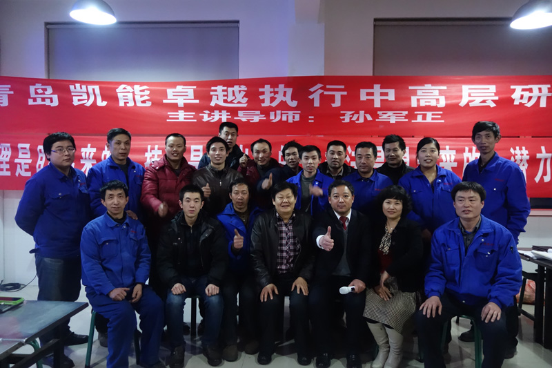 與生產部門合影