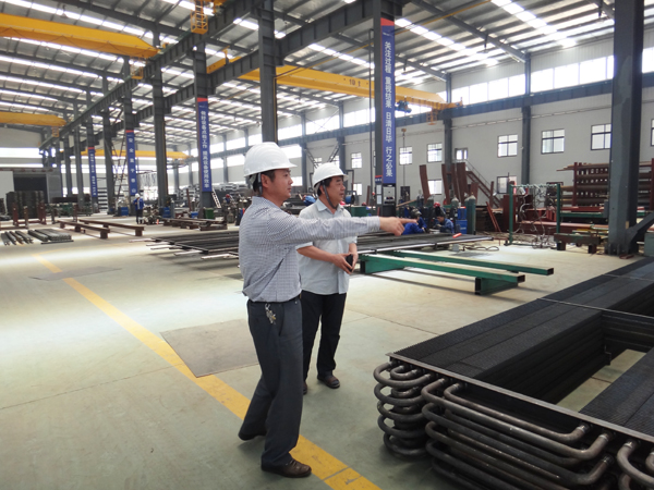 查看現場生產設備