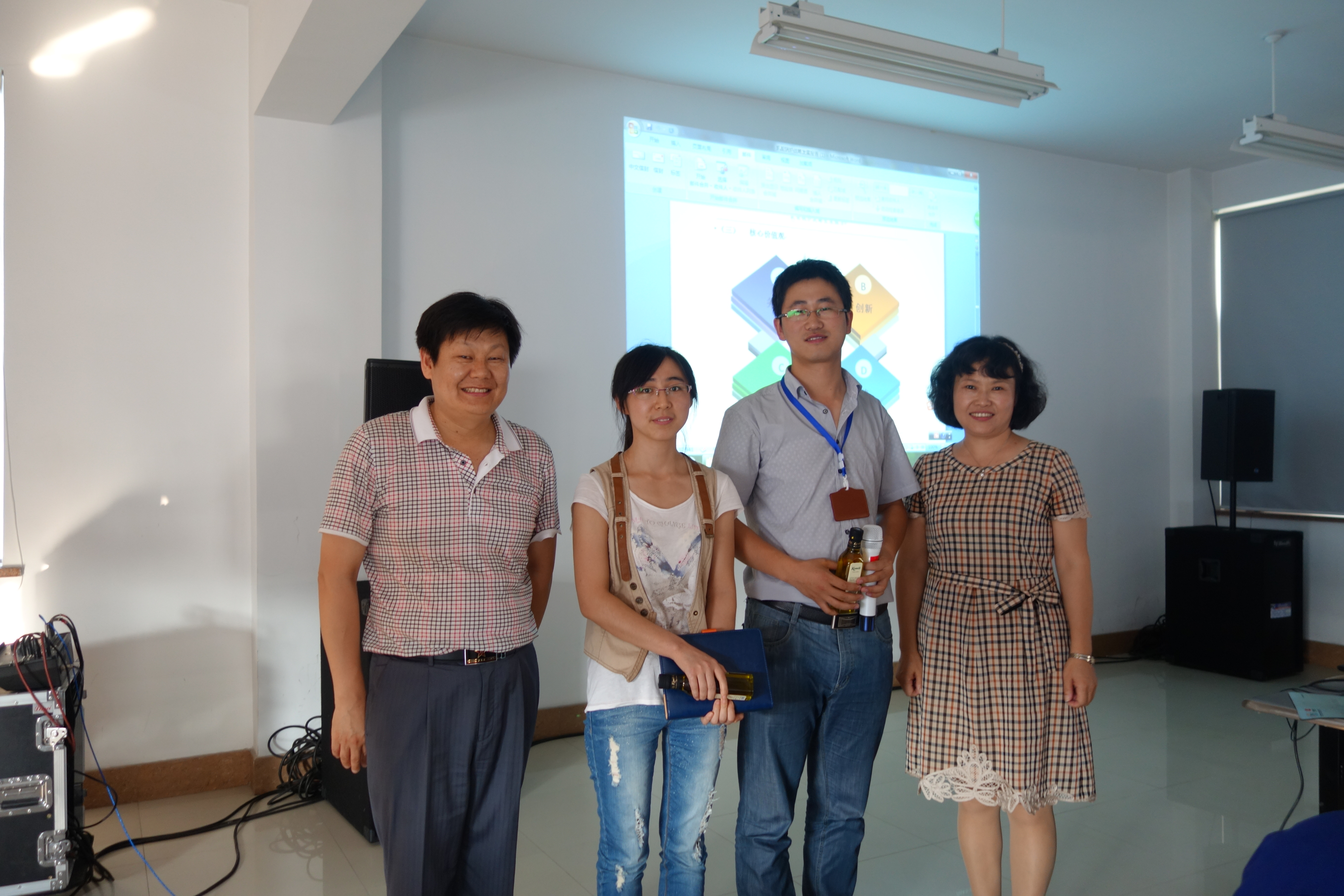 董事長郭艷總經理王波為兩位積極發言員工頒獎并合影