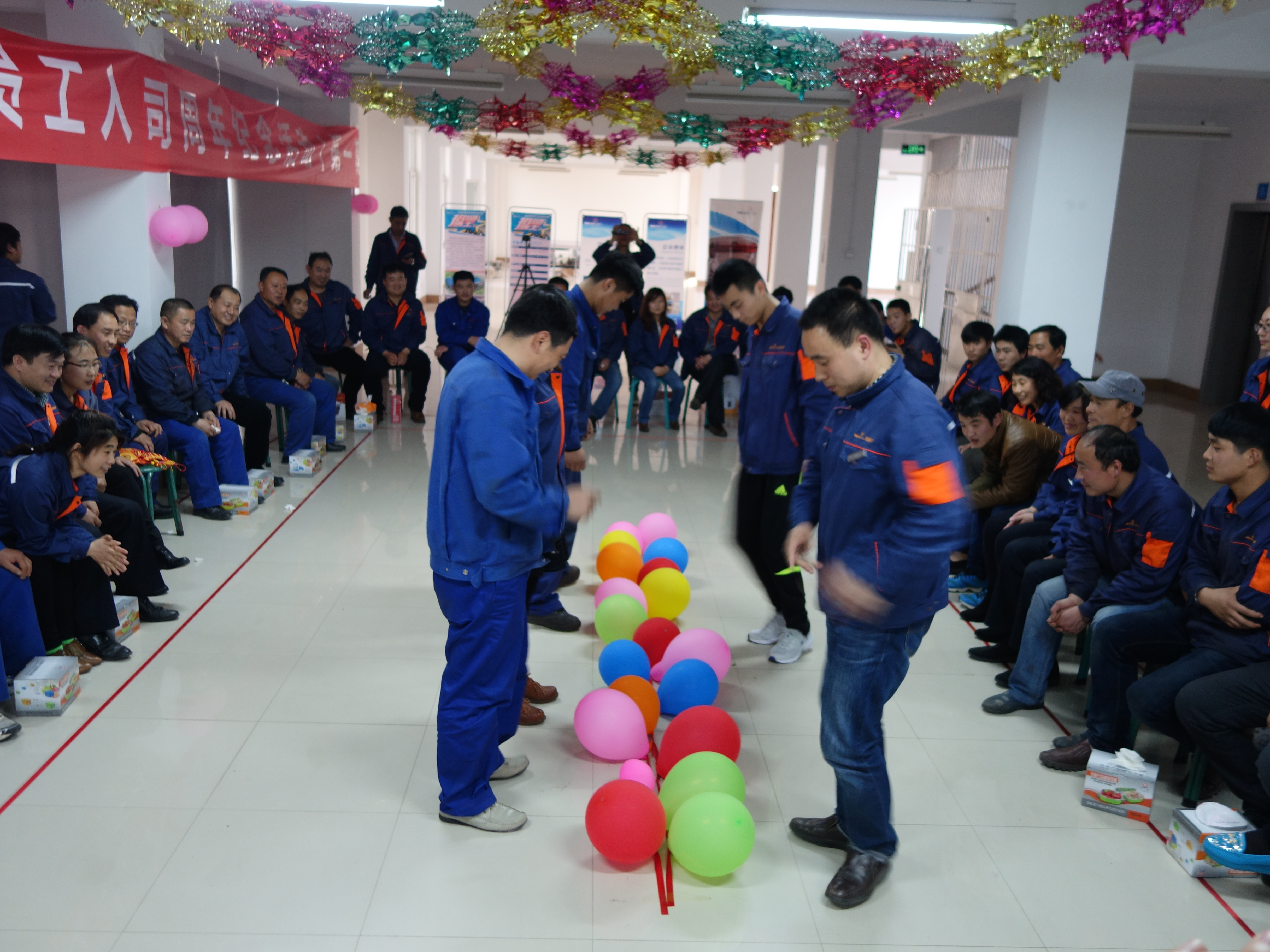 獲勝的五位員工參加爭奪賽