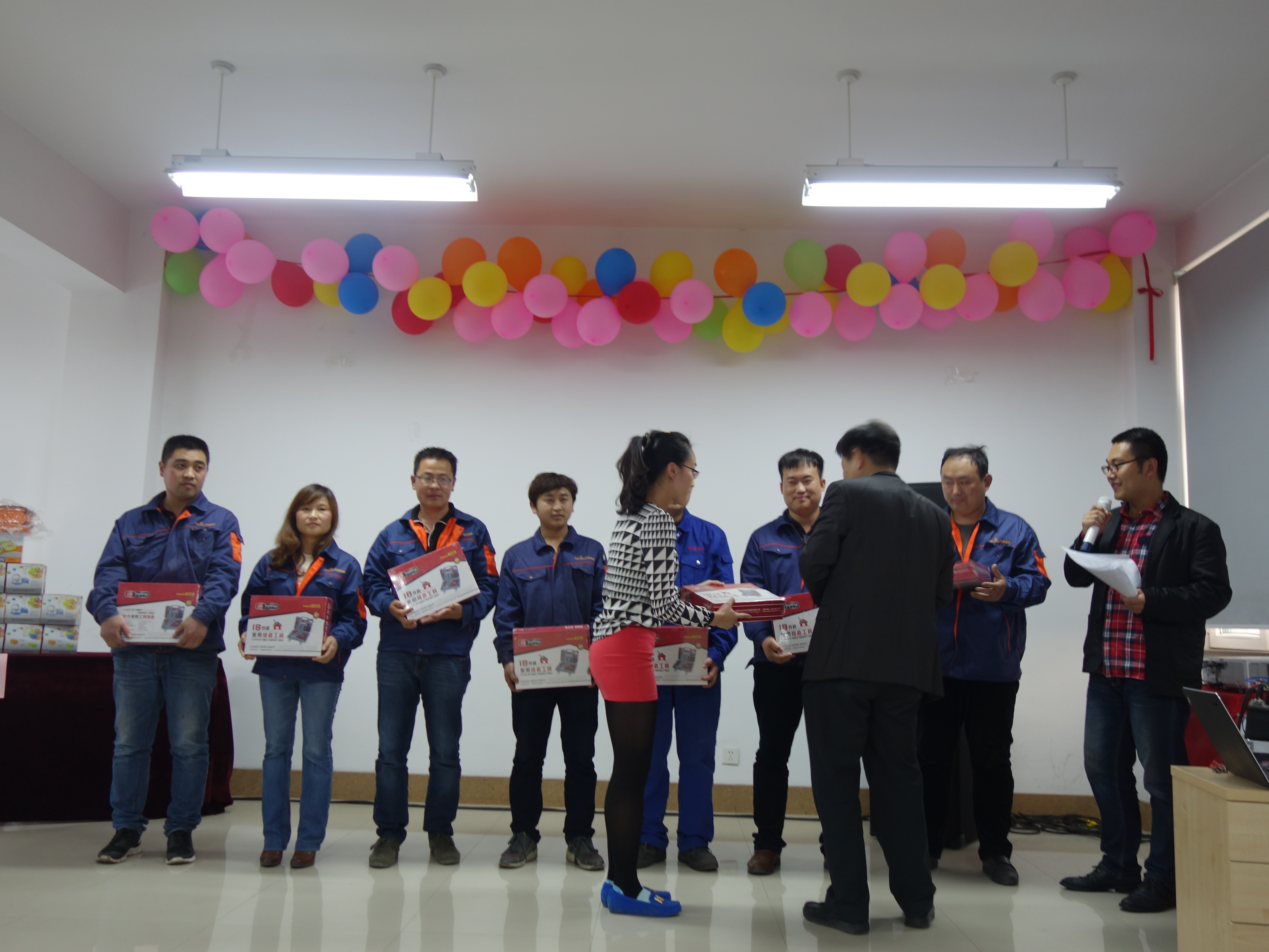 凱能總經理為員工頒發獎品