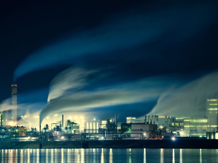 每天工廠排放大量煙氣 每天工廠排放大量煙氣